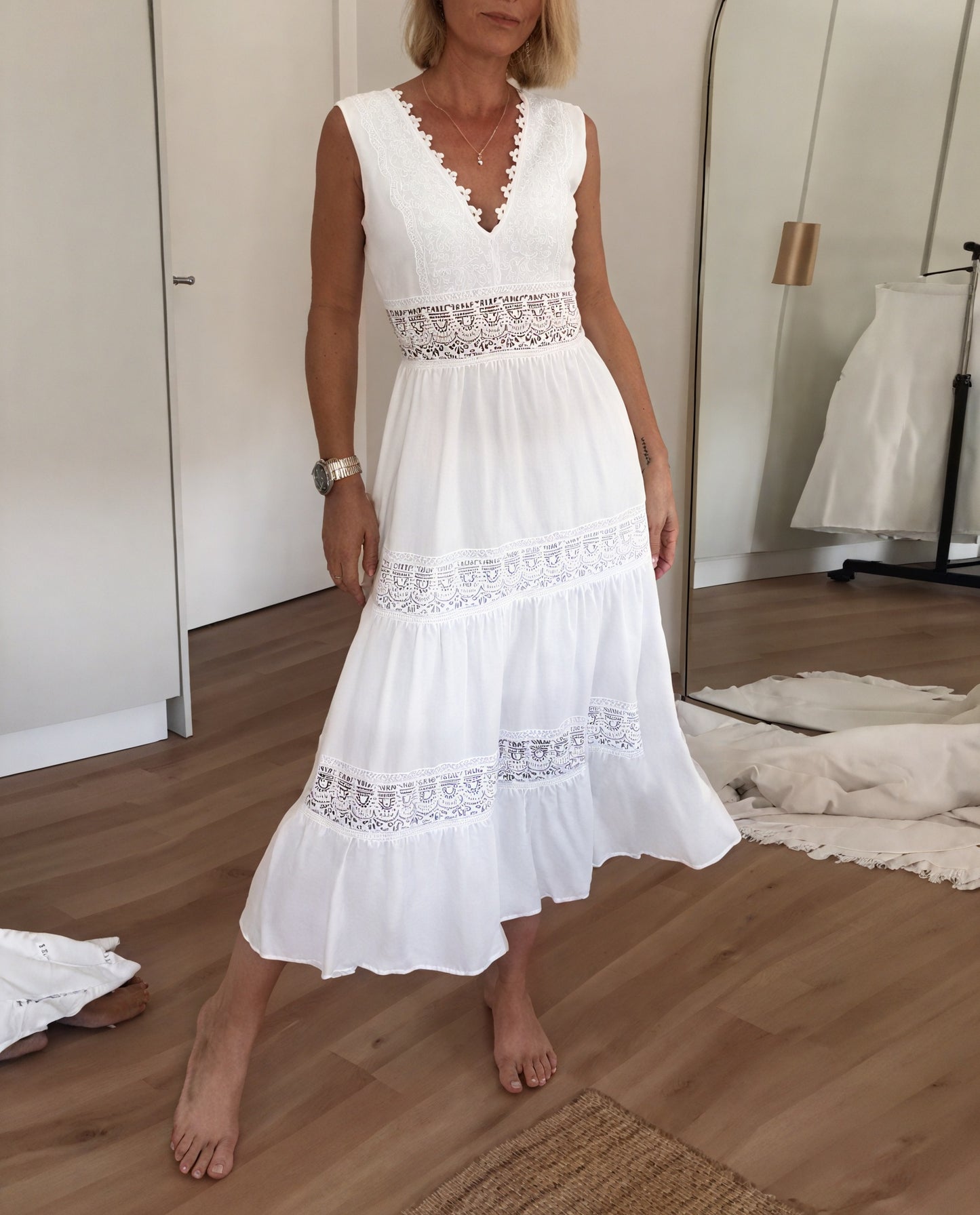 Sommerliches Maxikleid mit Spitze V-Ausschnitt