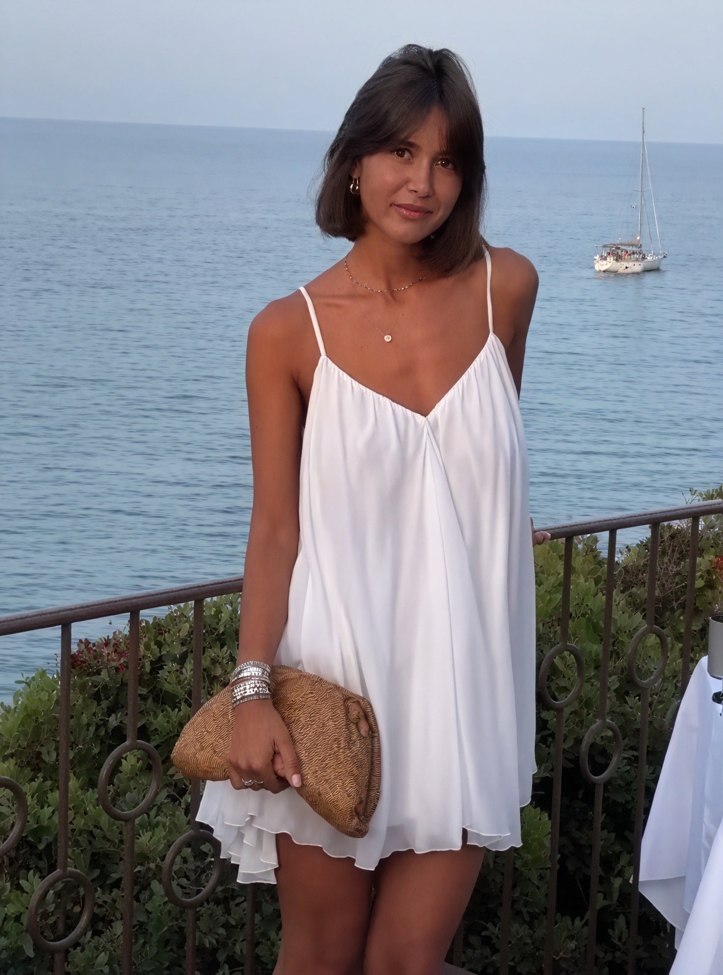 Weißes Fließendes Kleid mit V-Ausschnitt und Spaghettiträgern – Sommerlich Elegant-81491-c530c18e-d71c-4f1c-8b61-5182d4f61a09