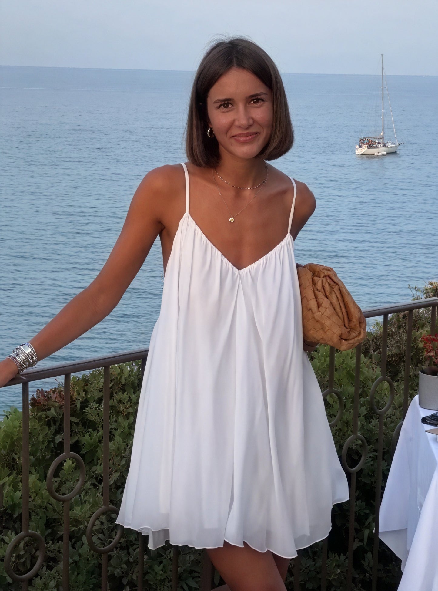 Weißes Fließendes Kleid mit V-Ausschnitt und Spaghettiträgern – Sommerlich Elegant-81491-9eb7f869-9eae-416a-bb58-9b2f95115927