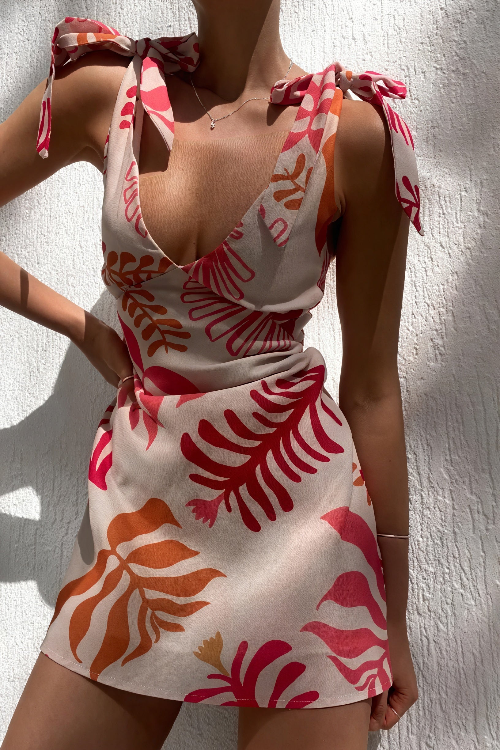 Ärmelloses Sommerkleid mit Bindeträgern, einzigartigem Print, leichtem Stoff – vielseitig für Strand & Brunch-81506-ed022ba5-7582-4d8e-9814-4183505797ea