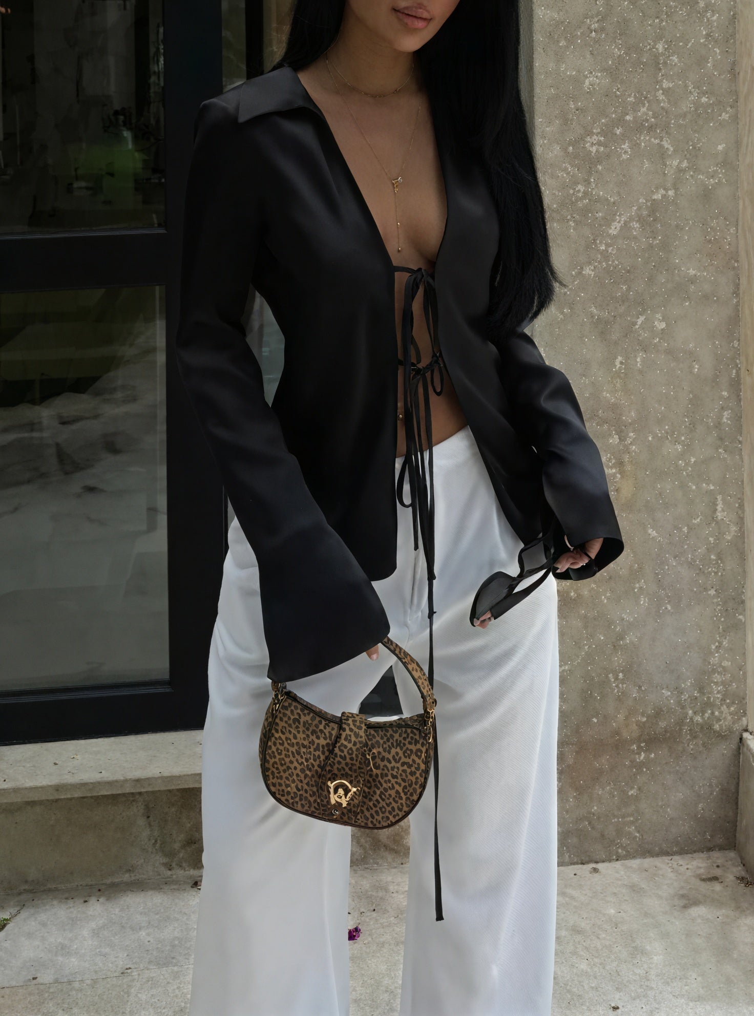 Taillenbluse mit V-Ausschnitt und Bindedetail