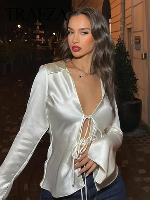 Taillenbluse mit V-Ausschnitt und Bindedetail