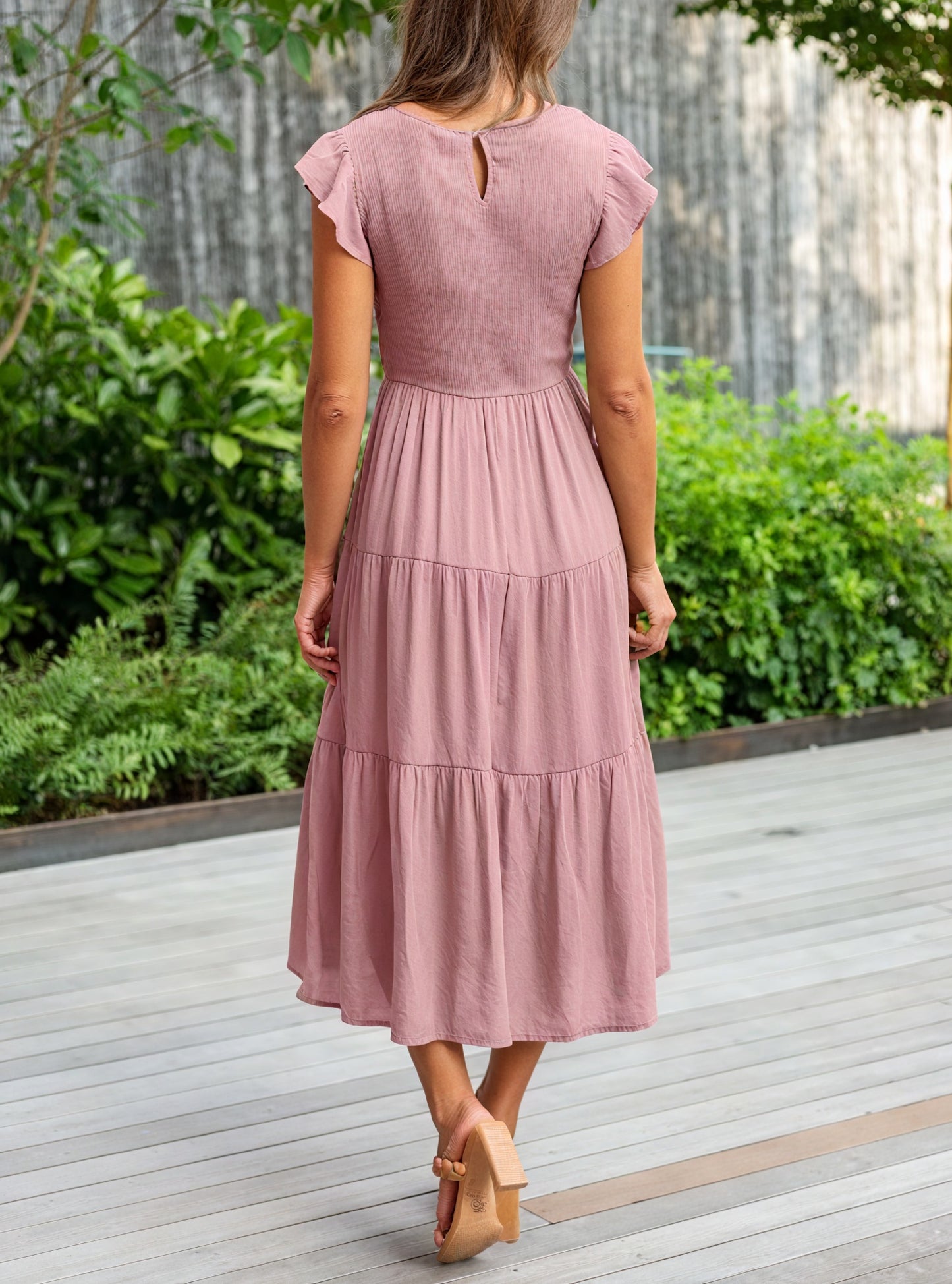 Kleid mit Stufenrock, Rüschenärmeln und Rundhals – Fließendes Design für Sommer & Freizeit-81634-705bb2d7-229a-42a9-8f86-a547f807efc4