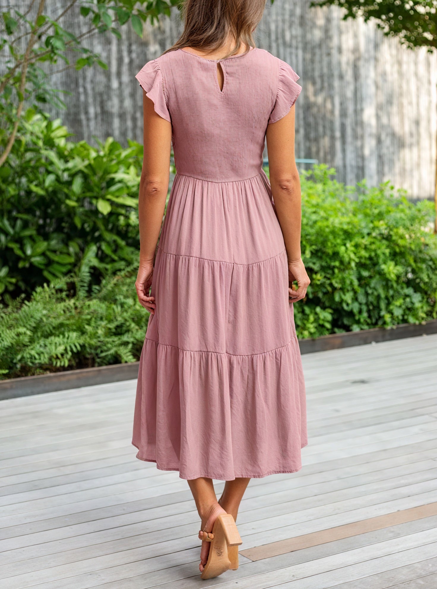 Kleid mit Stufenrock, Rüschenärmeln und Rundhals – Fließendes Design für Sommer & Freizeit-81634-705bb2d7-229a-42a9-8f86-a547f807efc4