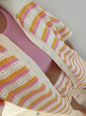 Gestreiftes Strick-Top mit Knopfdetail