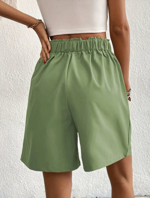 Weite High-Waist Shorts mit Knopfdetail