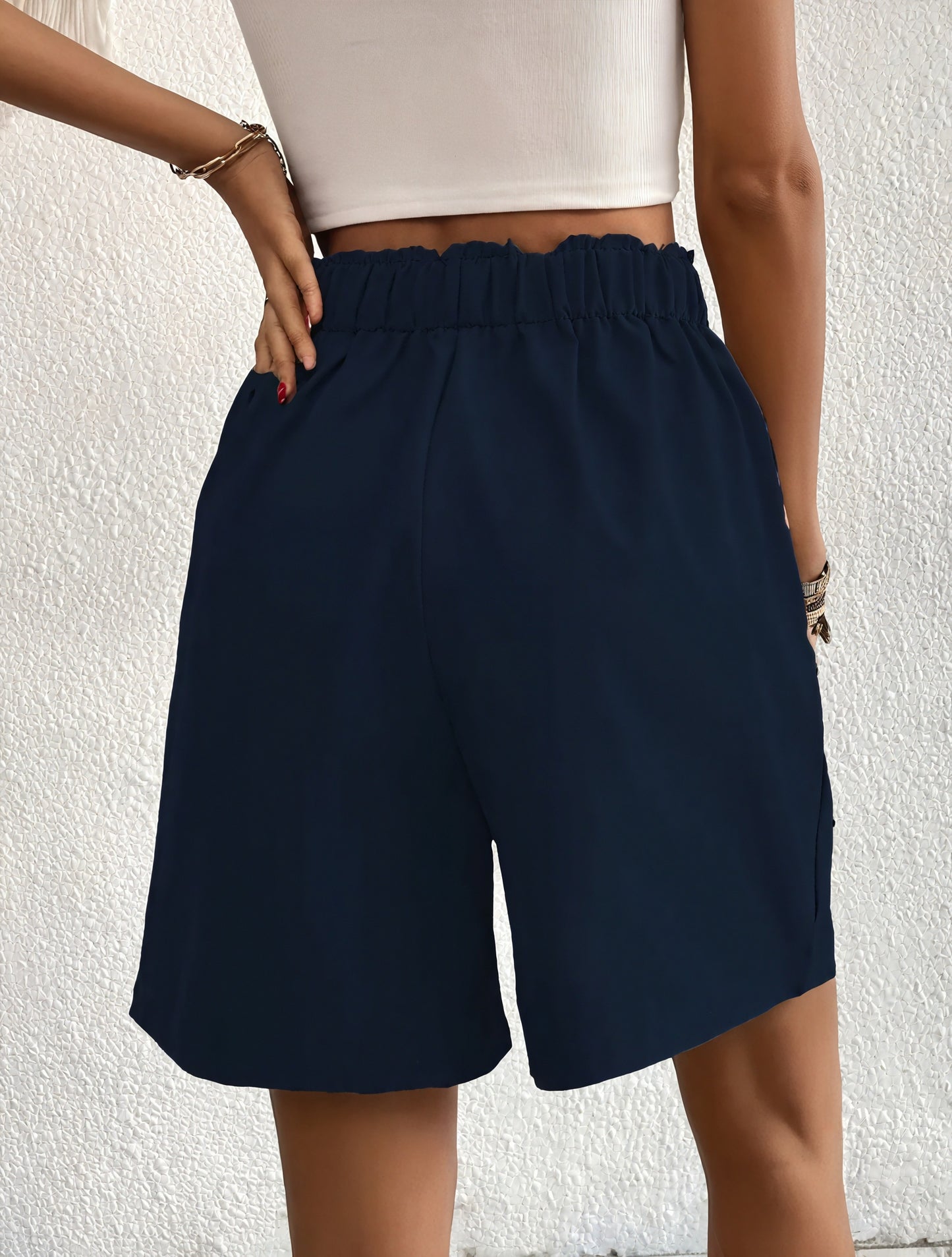 Weite High-Waist Shorts mit Knopfdetail