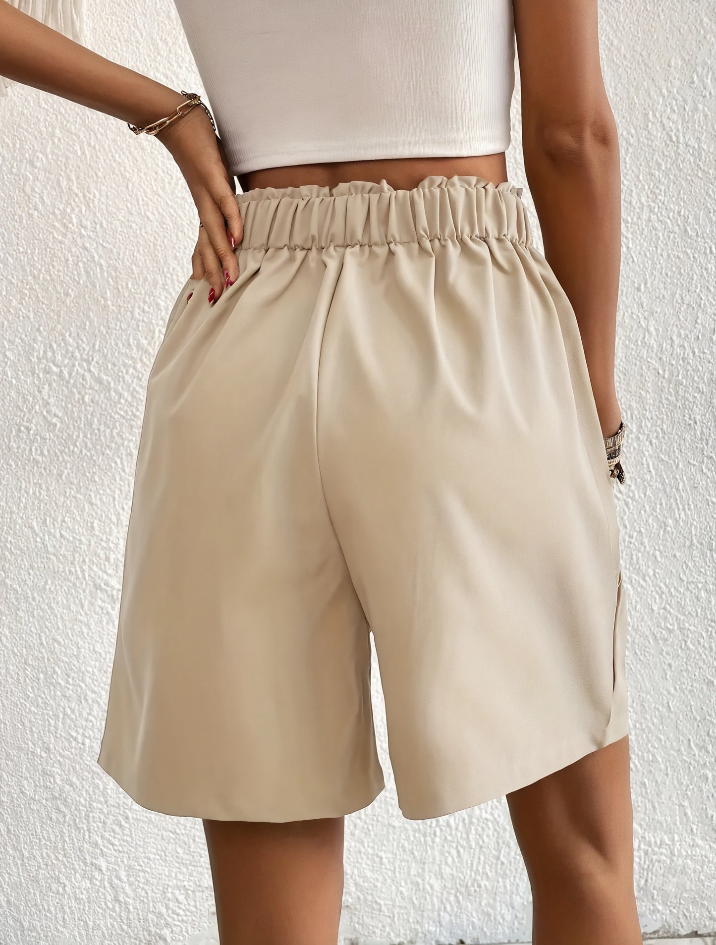 Weite High-Waist Shorts mit Knopfdetail