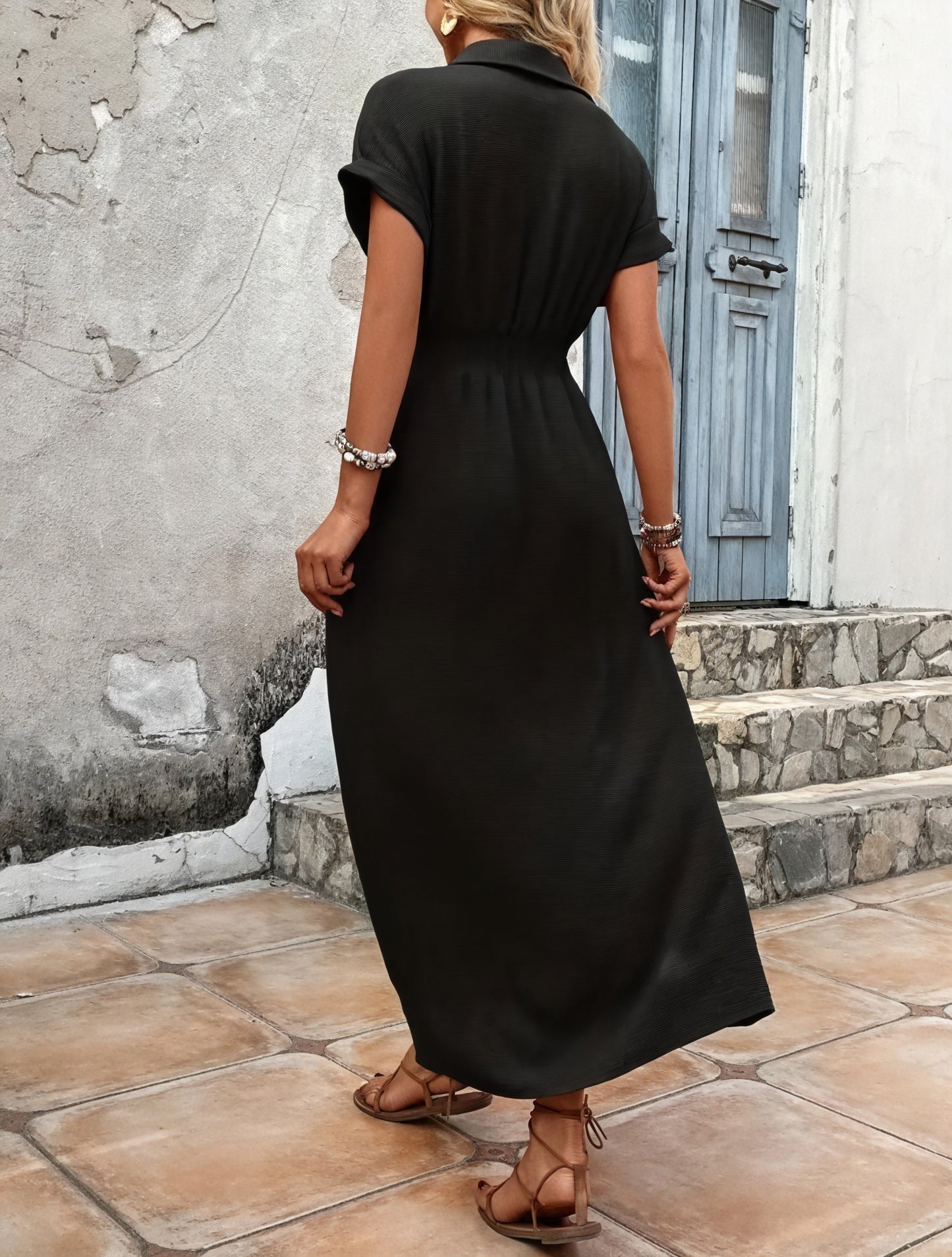 Tailliertes Midi-Kleid mit Knopfleiste
