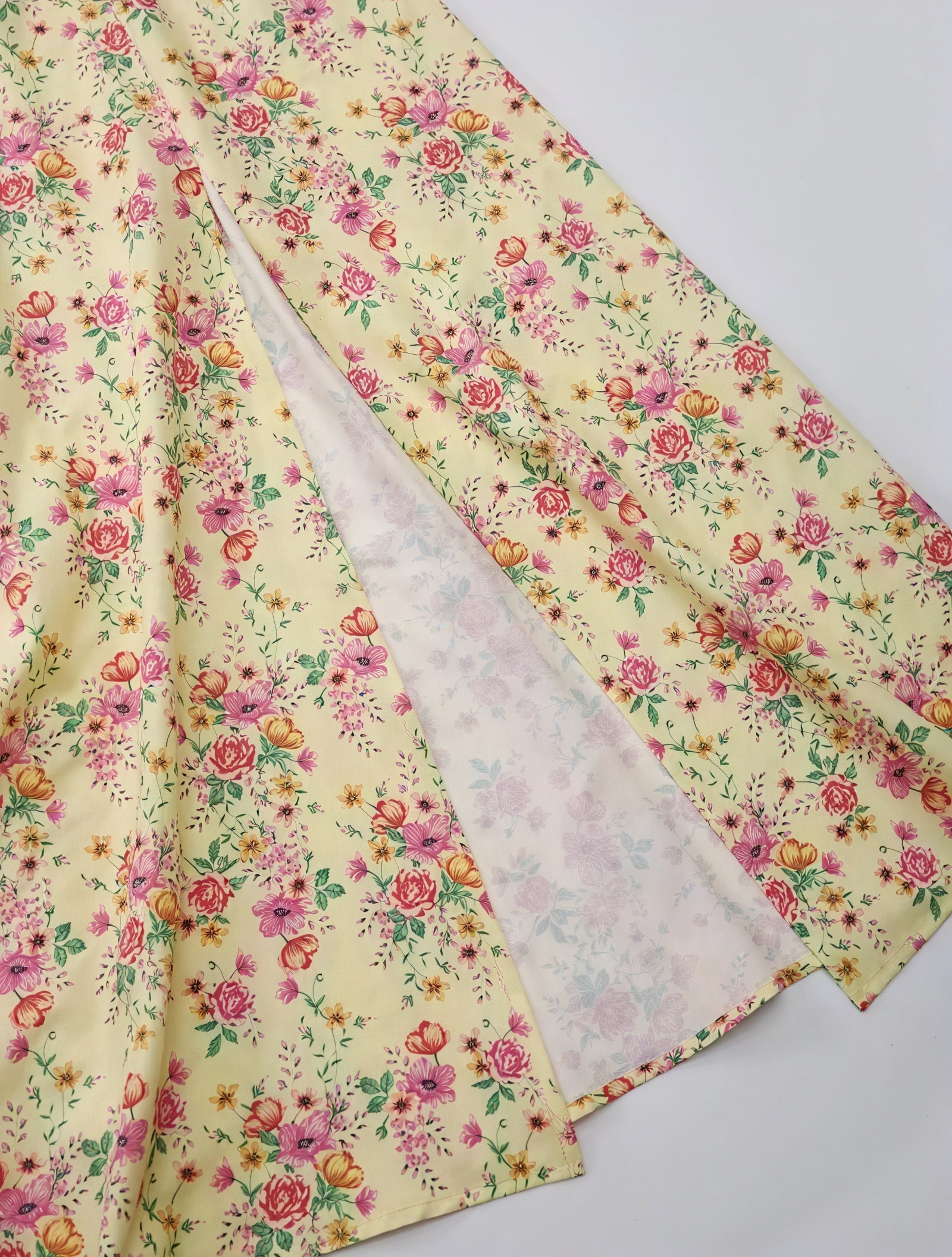 Geblümtes Maxikleid mit eckigem Ausschnitt, Puffärmeln, Bindedetail & hohem Schlitz – Romantischer Sommer-Look-82654-b13f5280-4566-459c-8b59-1721a9eb31f2