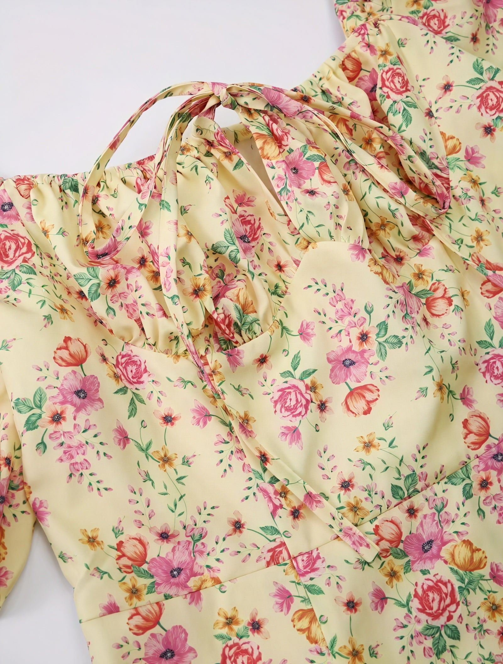 Geblümtes Maxikleid mit eckigem Ausschnitt, Puffärmeln, Bindedetail & hohem Schlitz – Romantischer Sommer-Look-82654-c18f21a0-5c30-46ad-bc8f-c809629d4ca8