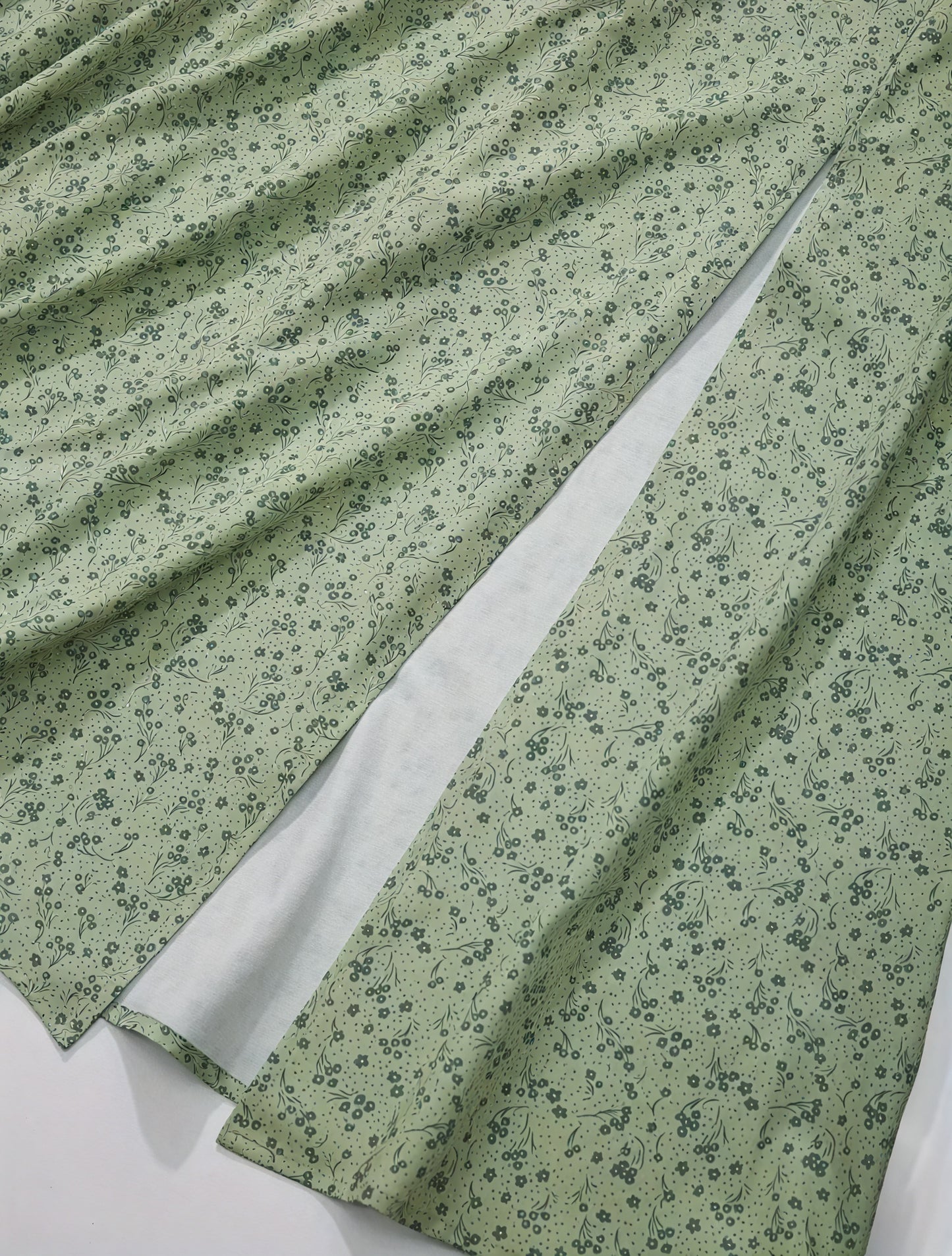 Geblümtes Maxikleid mit eckigem Ausschnitt, Puffärmeln, Bindedetail & hohem Schlitz – Romantischer Sommer-Look-82654-5bb0a6cf-0bb7-4d91-8d77-9f904660cecf