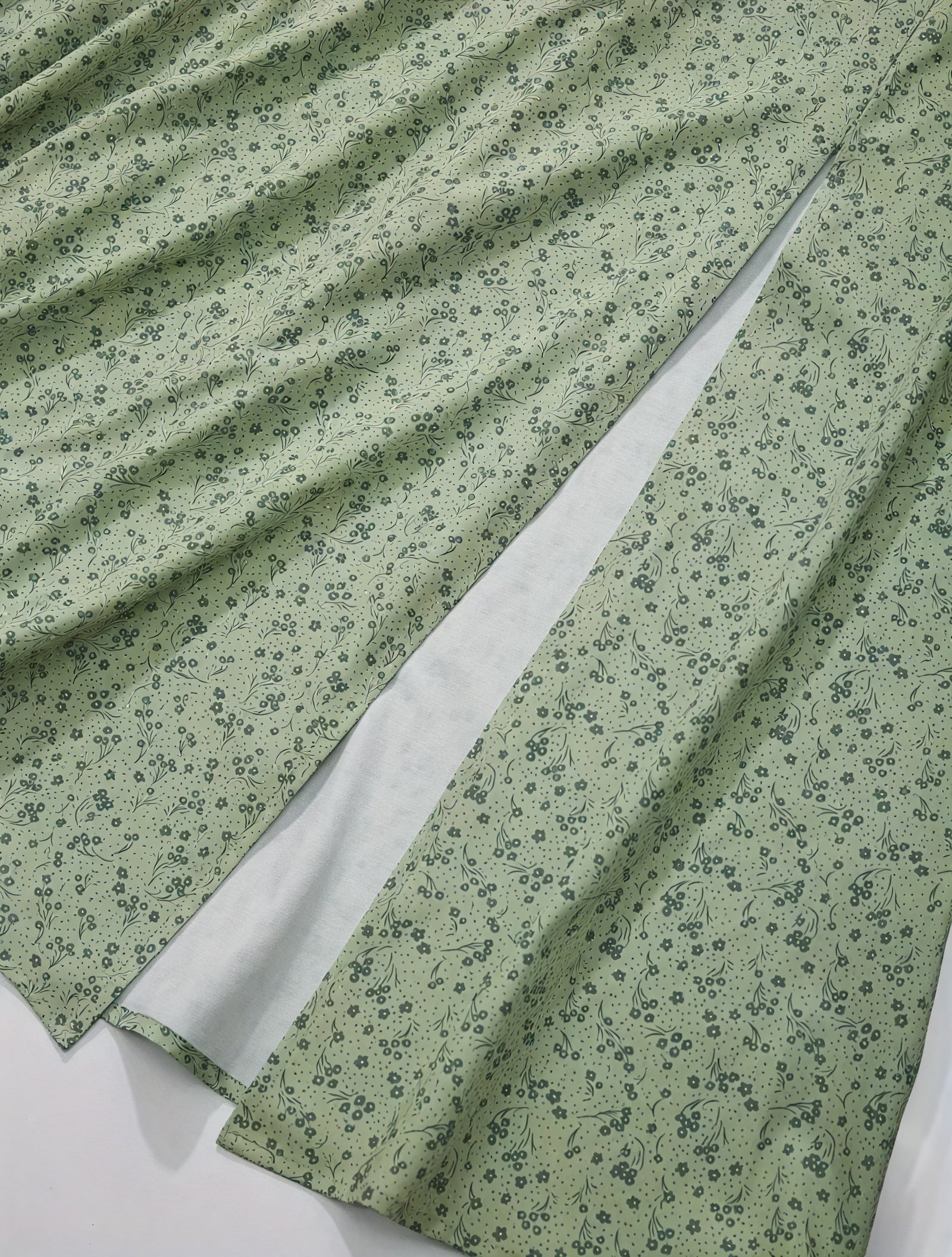 Geblümtes Maxikleid mit eckigem Ausschnitt, Puffärmeln, Bindedetail & hohem Schlitz – Romantischer Sommer-Look-82654-5bb0a6cf-0bb7-4d91-8d77-9f904660cecf