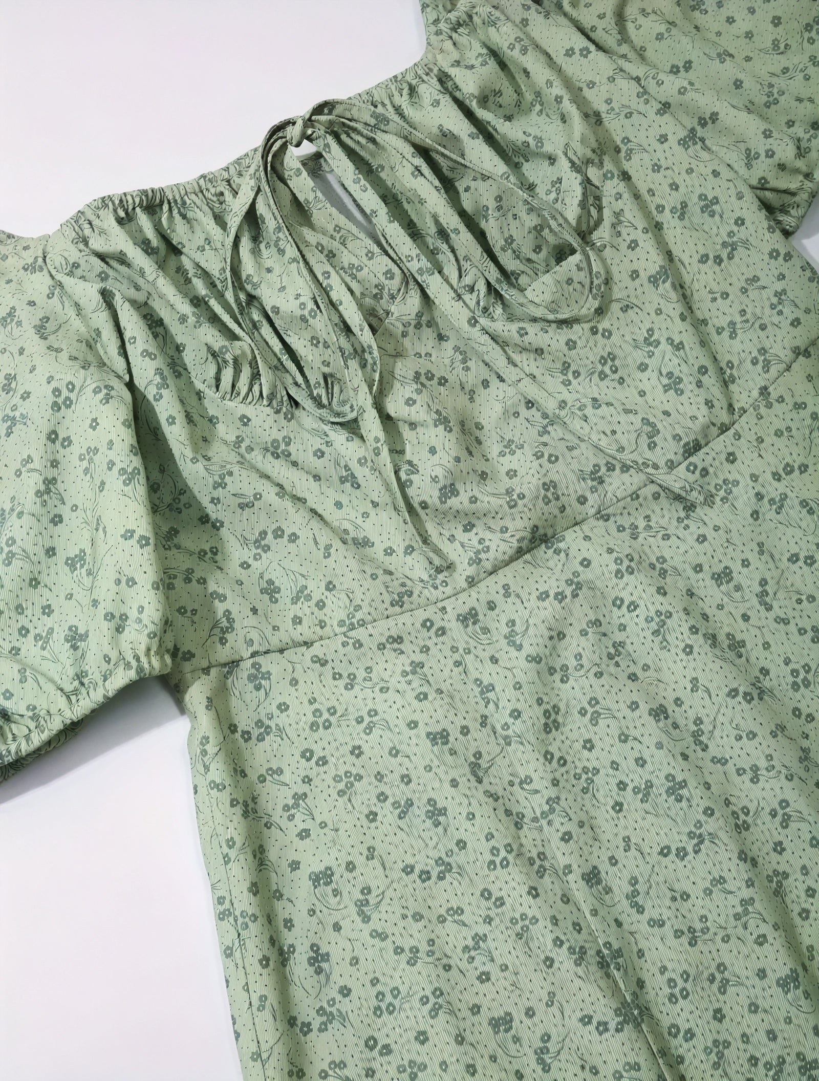 Geblümtes Maxikleid mit eckigem Ausschnitt, Puffärmeln, Bindedetail & hohem Schlitz – Romantischer Sommer-Look-82654-d5601b32-a1c0-4d9a-bf69-766732ed2d9d