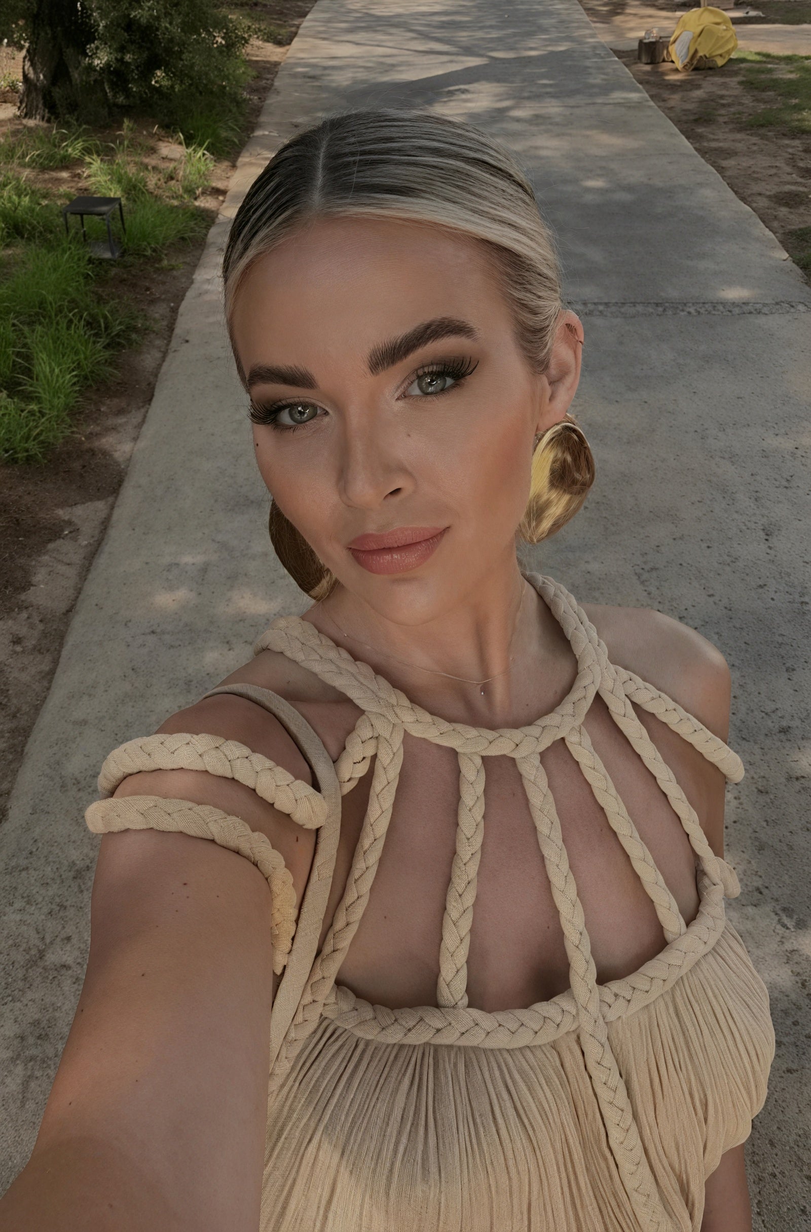 Anmutiges Kleid mit besonderem Detail