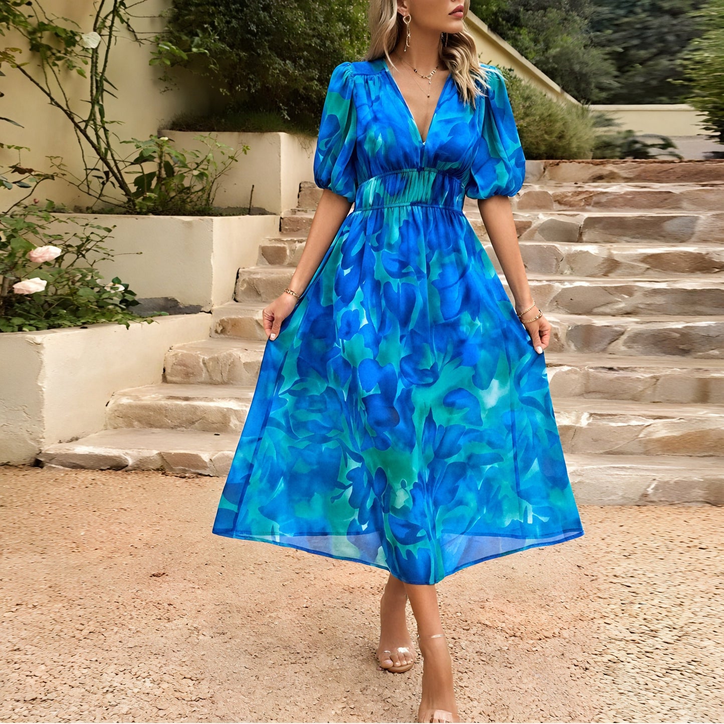 Sommerliches Kleid mit floralem Muster