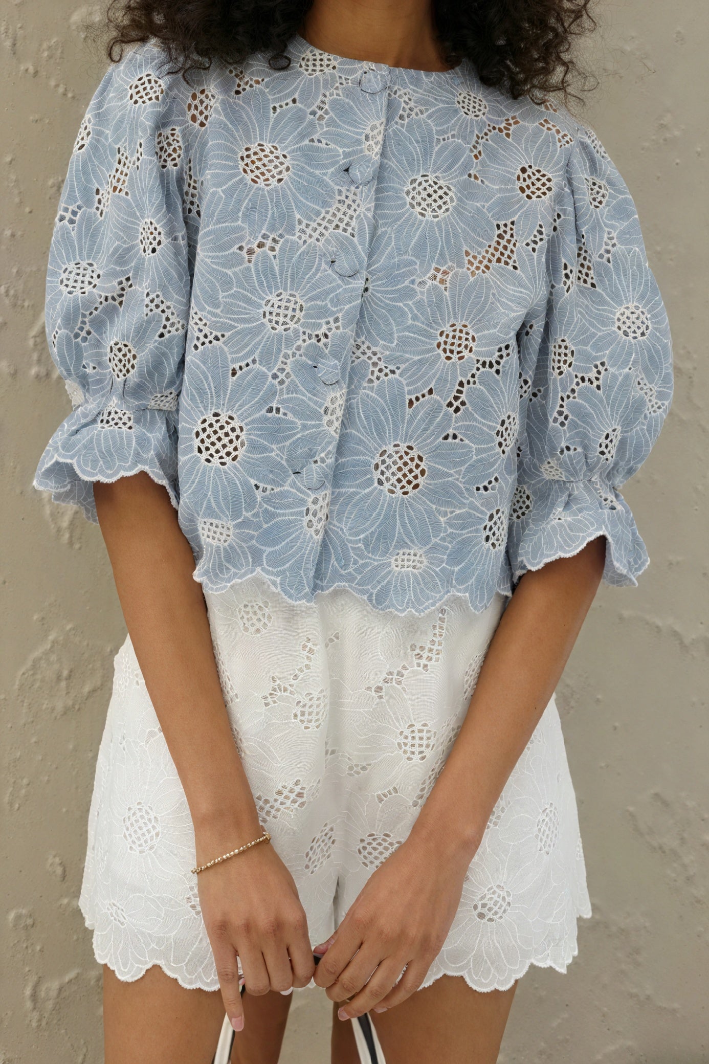 AVA MODA Damen Zweiteiler Set – Blaues Blumen Cut-Out Top & Weiße Shorts mit Strohtasche-83298-98e3c796-f349-4996-bf9e-9ce93f733ec4