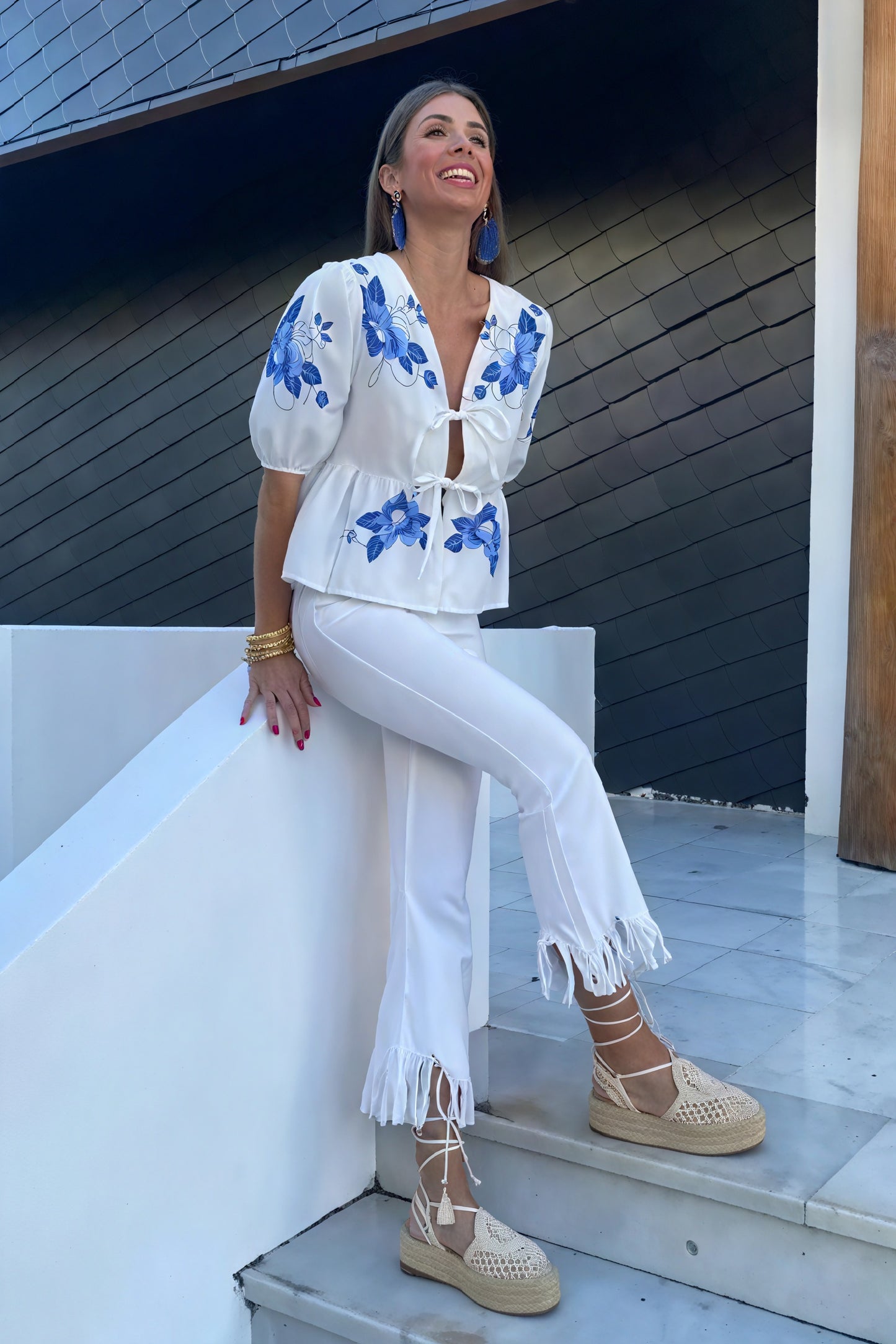 Damen Bluse Weiß mit Blumenstickerei, V-Ausschnitt & Bindeband Kurzarm-83305-8b94dec0-4230-4bc6-9b55-86bc6e7fc929