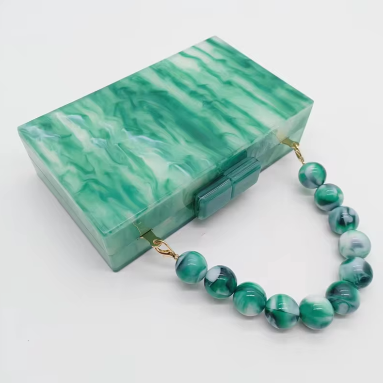 Clutch mit Perlenhenkel & Marmor-Effekt