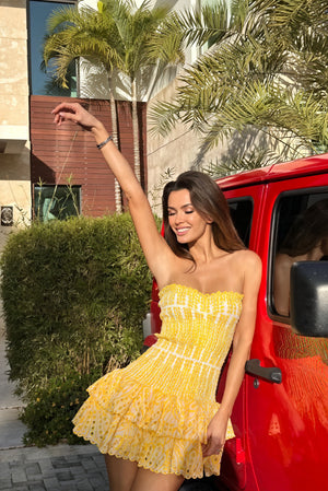 Damen Mini-Kleid – Gelb-Weiß Gemustert, Trägerlos, Rüschenausschnitt, Gesmoktes Oberteil-83597-90992de1-03b4-42a6-816d-332604ab6ceb