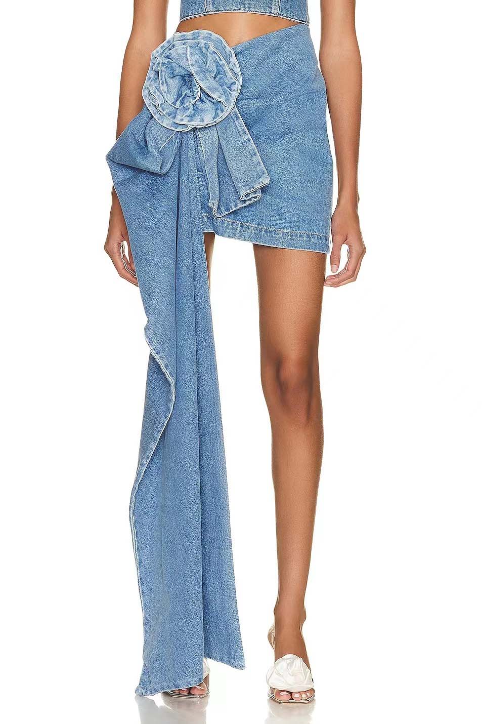 Denim Minirock mit skulpturaler Blume