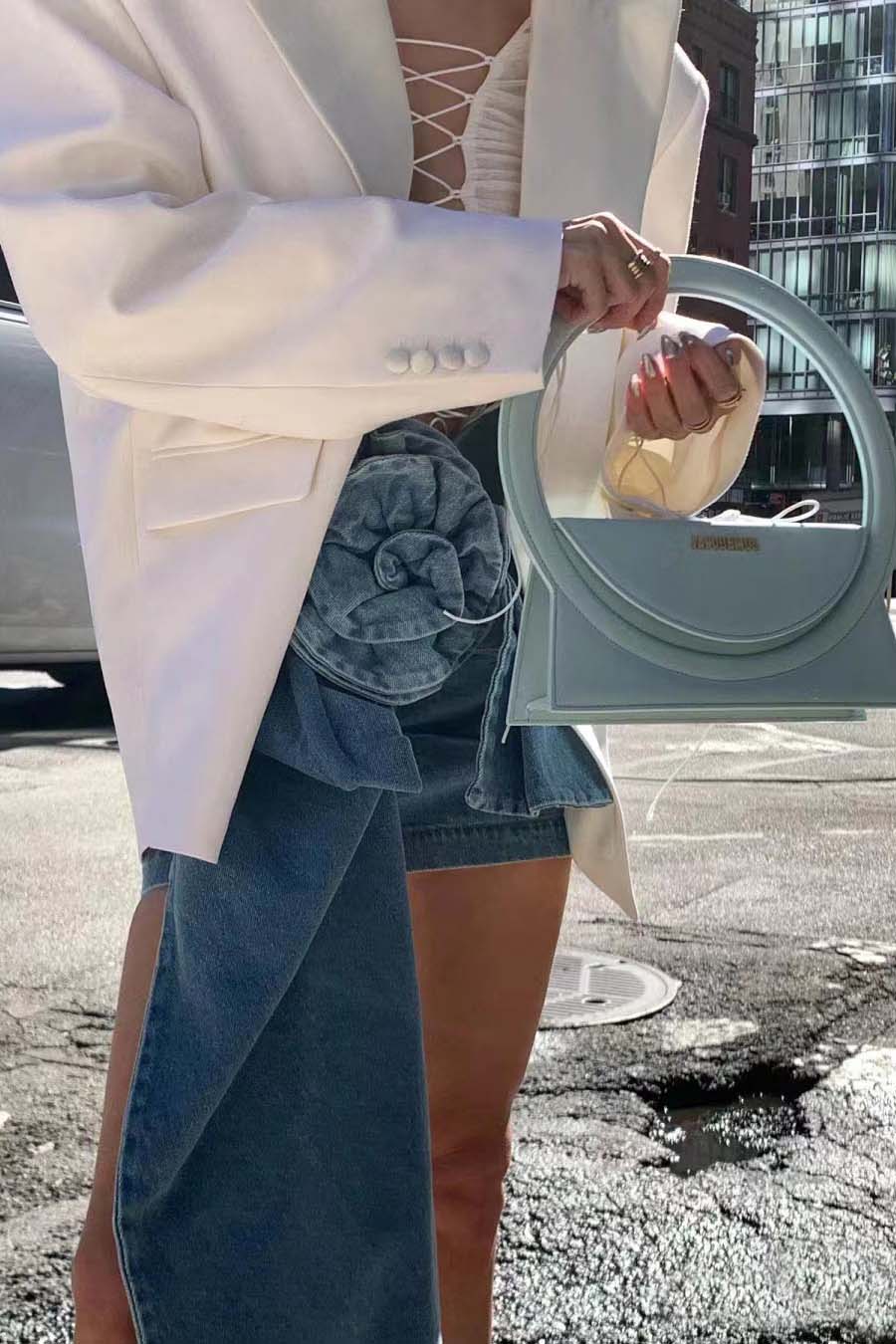 Denim Minirock mit skulpturaler Blume