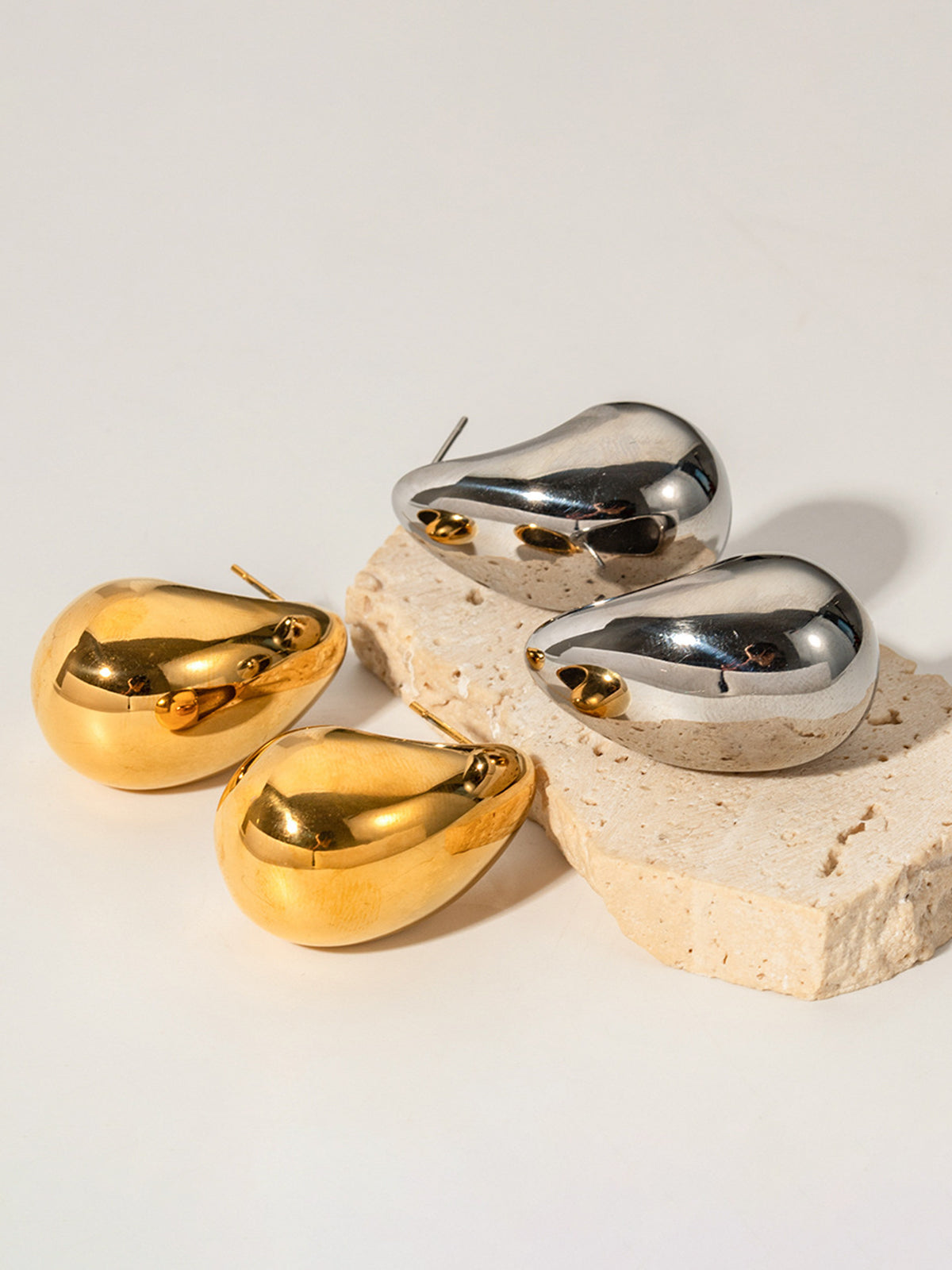 Skulpturale Ohrringe - Tropfenform, Minimalistisch