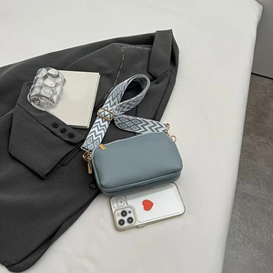 Crossbody Tasche mit Musterriemen & Gold