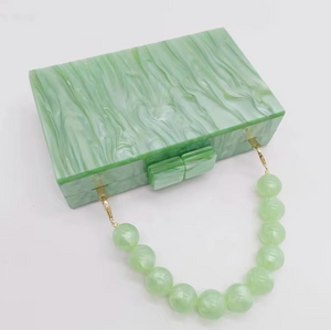 Clutch mit Perlenhenkel & Marmor-Effekt