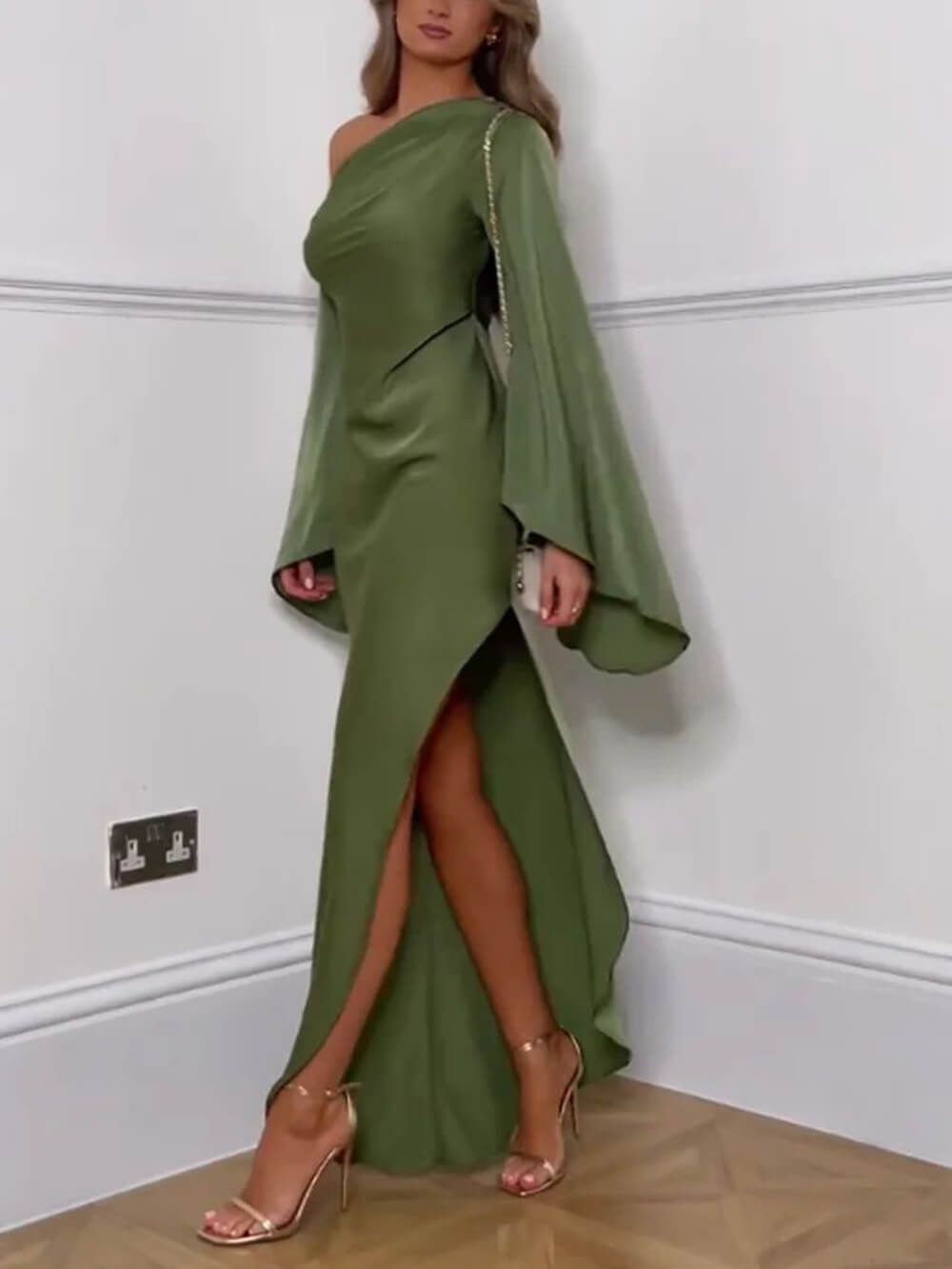 Grünes One-Shoulder Abendkleid mit Schlitz