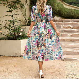Sommerliches Kleid mit floralem Muster